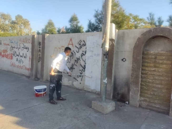 أربيل .. حملة لإزالة الإعلانات والكتابات من جدران المنازل والأماكن العامة