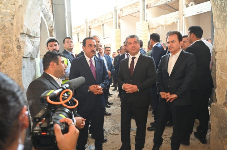 رئيس الحكومة يقدم مساعدات مالية لأصحاب المحال المتضررة من حريق السوق القيصرية في أربيل