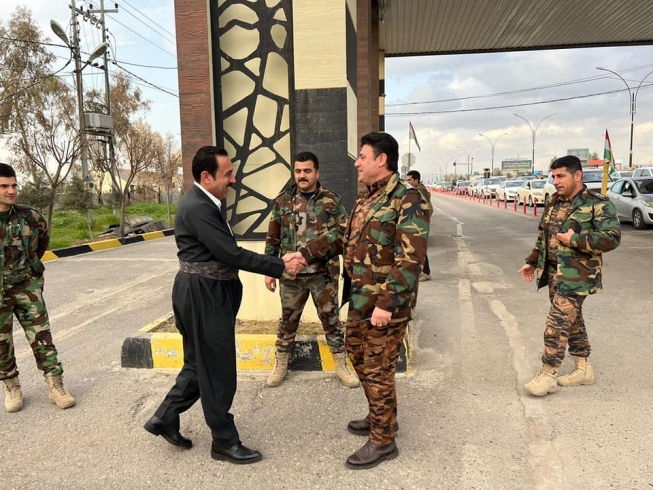 پارێزگاری هەولێر، سەردانی بازگەکان و هێزەکانی پۆلیس و ئاسایش و هاتووچۆ و تیمە تەندروستیەکانی کرد