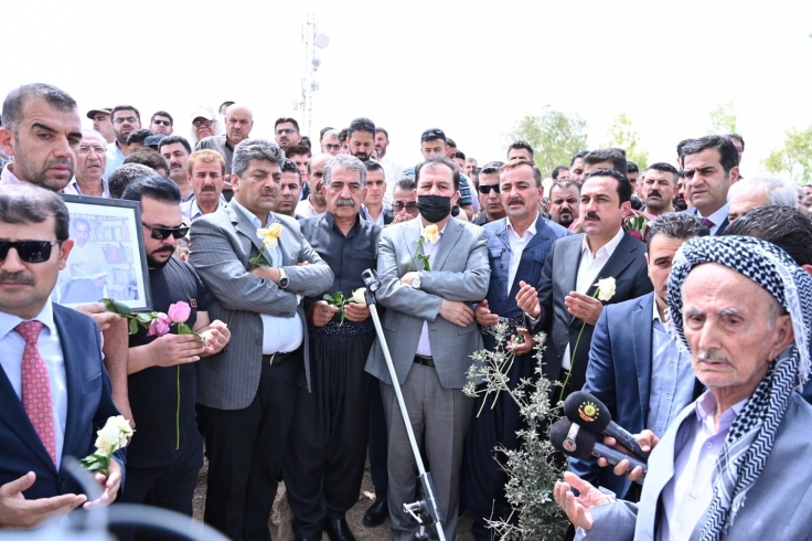 بەئامادەبوونى نوێنەرى سەرۆکى حکومەتى هەرێم، تەرمى گه‌وره‌ نووسه‌ر و وه‌رگێڕى كورد(د. عه‌زیز گه‌ردى) بە خاک سپێردرا