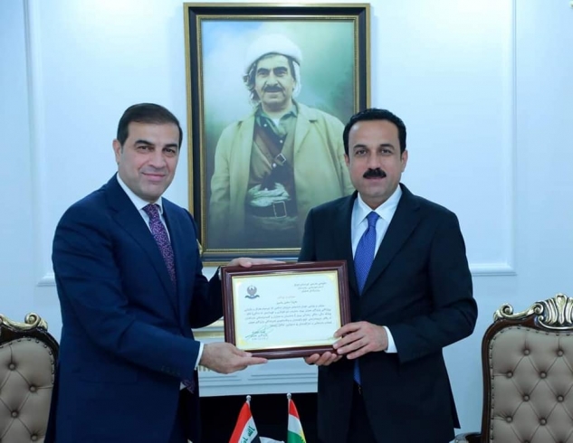 بەڕێز ئومێد خۆشناو، پارێزگاری هەولێر سوپاس و پێزانینی پێشکەش بە پارێزەر سفین یاسین کرد.