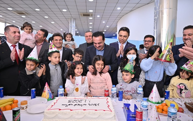 محافظ أربيل يحتفل بأول أيام السنة الجديدة في دار رعاية القاصرين