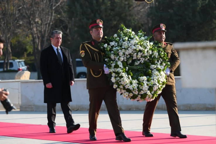 رئيس حكومة كوردستان يضع إكليلاً من الزهور على النصب التذكاري لشهداء فاجعة 1 شباط