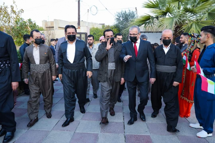 بەئامادەبوونى پارێزگارى هەولێر و وەزیرى پەروەردە، لەقوتابخانەى شکۆدارى تێکەڵاو  ڕۆژی ئاڵا بەرز ڕاگیرا