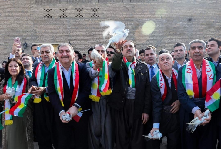 لەسەر قەڵای هەولێرى پایتەخت، ڕۆژی ئاڵای پیرۆزی کوردستان بەرز ڕاگیرا