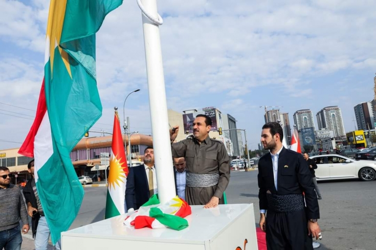 لەژیرچاودێرى پارێزگارى هەولێر، لەچوارڕێیانی (گادگرۆس) لە شەقامى ئیسکان ئاڵاى کوردستان بەرزکرایەوە