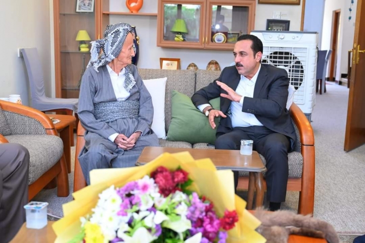 پارێزگاری هەولێر، سەردانی  ڕۆماننووس و چیرۆک نووس و فەرهەنگ نووسی دیاری کورد (عەزیز مەلای ڕەش)ی کرد