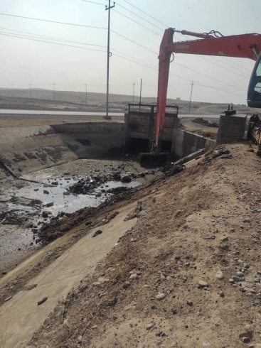 دروستکردنى پردێکی 10 چاوە و خاوێنکردنەوەى ڕێرەى ئاوى سروشتى باران و ئاوى قورس و کەندەکان