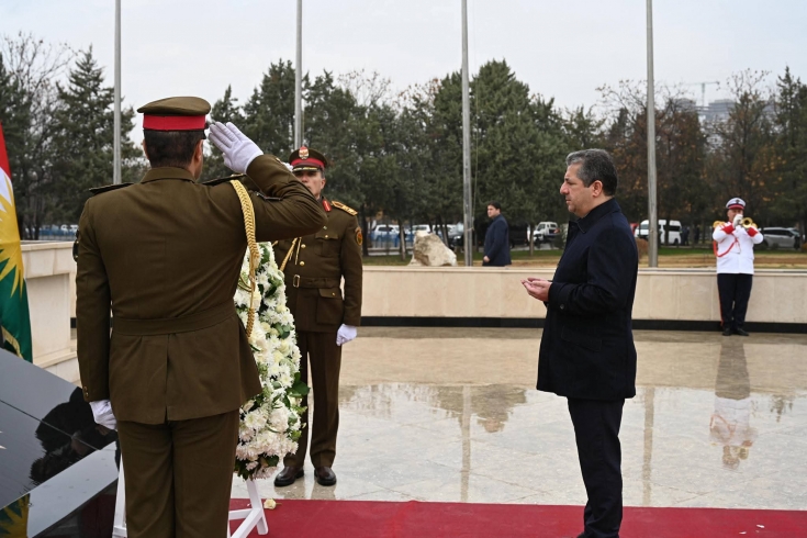 سەرۆکی حکومەت تاجەگوڵینەی لە بەردەم مۆنیۆمێنتی شەهیدانی یەکی شوبات دانا