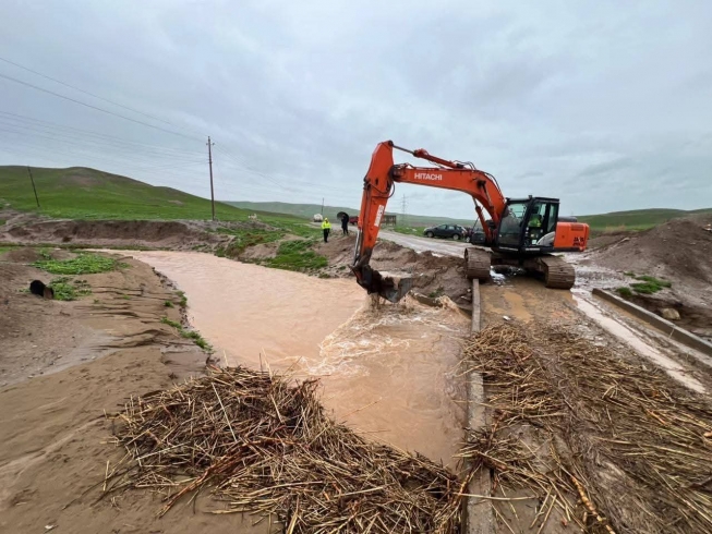 خاوێنکردنەوەی قەسیس و پڕکردنەوەی تەنیشتەکانی ئاوبەرەکانی رێگای ( بەستۆرە _ میراخور ) کە بەهۆی بەرزبوونەوەی ئاستی ئاوی باران و کەلەکە بوونی پاشماوە و دار و گیرانی ئاوبەرەکان