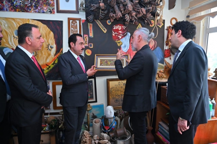Diyarbakir.. The Governor of Erbil visits the Kurdish fine artist Gokhan Aslan