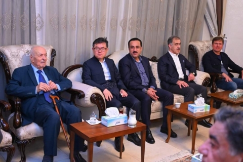 محافظ أربيل برفقة عدد من ممثلين البعثات الدبلوماسية يزور المناضل الكوردي محسن دزيي
