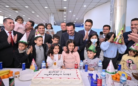 محافظ أربيل يحتفل بأول أيام السنة الجديدة في دار رعاية القاصرين