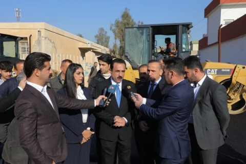 The governor of Erbil visited the second phase of the project of paving the local streets of Mirza Ahmadi, which has started to be implemented at a cost of more than (200 million dinars)