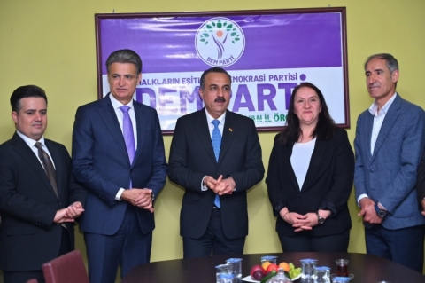 وان.. محافظ أربيل يزور المقر الرئيس لحزب المساواة وديمقراطية الشعوب 