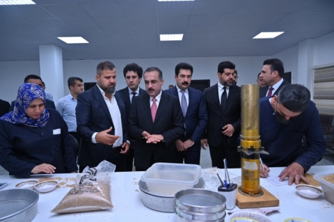 محافظ أربيل يتفقد عملية استلام محصول القمح ويؤكد على حماية حقوق المزارعين