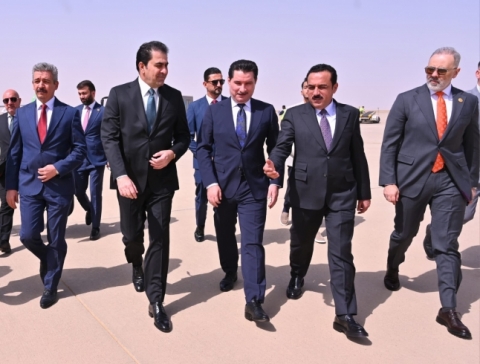 النائب الأول لرئيس البرلمان العراقي والوفد المرافق له