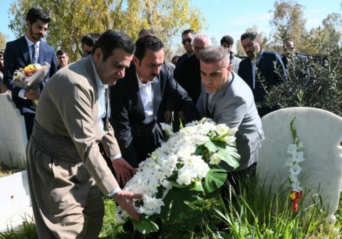 دانانی تاجەگوڵینەى ڕێز و وەفا لەسەر گۆڕی شەهید 