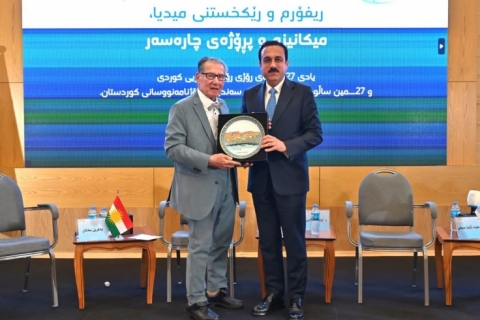 هەولێر …  خەڵاتی ئاڵتوونی بەخشرایە ڕۆژنامەنووسی دیاری كورد جەمال خەزنەدار
