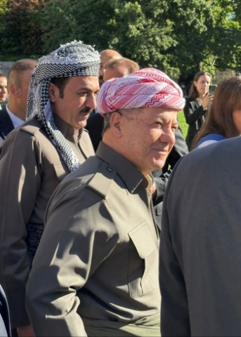 بە وێنە: