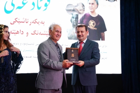 هەولێر …  خەڵاتی زێڕین و قەڵغانی ڕێزلێنانی پارێزگاری هەولێر ،بەخشرایە هونەرمەندی پەیکەرتاش فوئاد عەلی