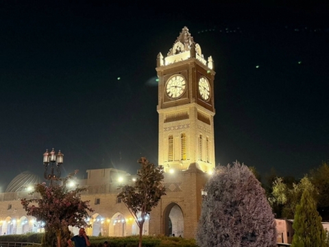 کاتژمێرەکەی پارکی شار بە ڕووناکی شەوانە