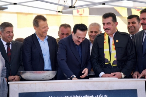 بەگوژمەی ( 1 ملیار و 724 ملیۆن و 560 هەزار دینار )  بەردی بناغەی پڕۆژەی دروستکردنی ( قوتابخانەیەک و بنکەیەکی تەندروستی ) لە ( گوندی هەنارە و جمكە ) دانرا..