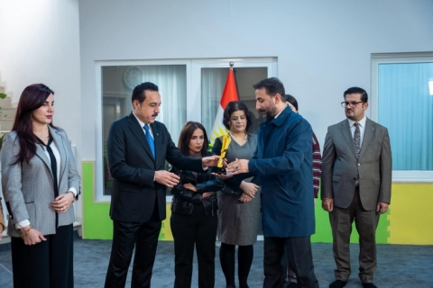 هه‌ولێر ... دابەشکردنی خەڵاتی سەربازی ون به‌سه‌ر كارمەندانی خانەی نەوجەوان و منداڵان 