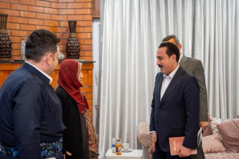 بەرپرسی مەکتەبی ڕێکخستنی پارێزگای هەولێرو پارێزگاری هەولێر، سەردانی خانەوادەی شەهیدی سەرکردە مەهدی خۆشناویان کرد