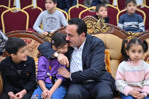 پارێزگاری هه‌ولێر: ئێوارە خوانی له‌گەڵ منداڵانی خانەی بێ سەرپەرشتان کردەوەو جل و بەرگ و هەندێک پێداویستی بۆ دابین کردن