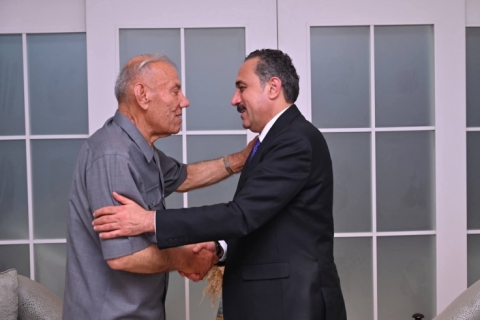 پارێزگاری هەولێر سەردانی فەرمانبەرێکی دێرینی خانەنشینکراوی دیوانی پارێزگا دەکات
