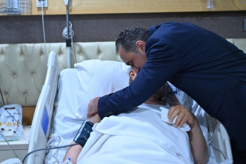 پارێزگاری هەولێر سەردانی باوکی ڕۆژنامەنووسی کۆچکردوو (هەڵکەوت عەزیز) دەکات