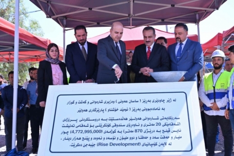 هەولێر .... بە گوژمەی نزیكەی ( 5 ملیار دینار ) بەردی بناغەی پڕۆژەی دروستكردنی شەقامێكی 20 مەتری و ئاوەڕۆی كۆنكرێتی بۆ شەقامەكە داندرا
