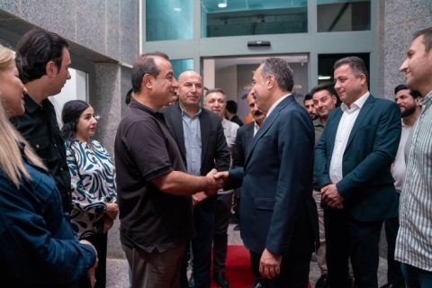 هەولێر…  پارێزگاری هەولێر قەڵغانی ڕێزلێنانی پێشکەش بە تۆری میدیایی کوردستان و دەرهێنەر محەمەدی حاجی قادر کرد