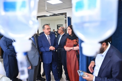 پارێزگاری هەولێر سەردانی هونەرمەندی دێرین ( جەبار ئەحمەد ) لە نەخۆشخانە دەکات