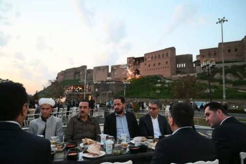 پارێزگاری هەولێر، بەربانگی لەگەڵ کاسبکاران و کارمەندانی شارەوانی کردەوە و بازاڕی شەوانەی ڕەمەزانیش کرایەوە