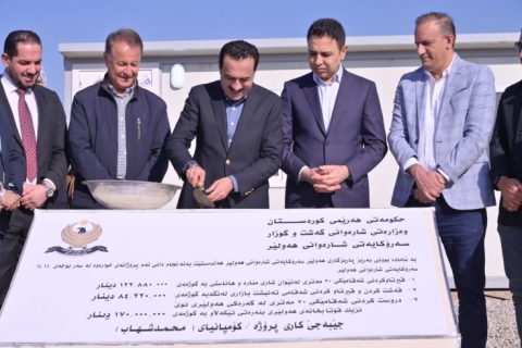  The foundation stone of the project of construction and paving several streets between Minara and Hana City, Hawlery Nwe neighborhood, Langa market was laid at a cost of about (400 million dinars)