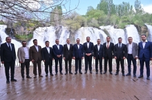 وان... محافظ أربيل يزور شلال بيكري السياحي