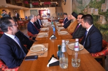 وەزیری ناوخۆ و پارێزگاری هەولێر لەگەڵ سەرۆکی رەوتی حیکمە، لە یەکێک لە خواردنگەكانی هەولێر نانی بەیانیان خوارد