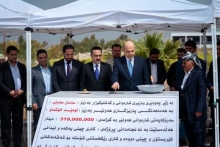 هەولێر ... بە گوژمەی ( 319 ملیۆن دینار ) بەردی بناغەی پڕۆژەی ( فەرشکردنی چینی یەکەمی تێکەڵە، لێدانی کێربستۆن و فەرشی چینی دووەم ) بۆ شەقامەکانی قەرەبووی ڕەشکین دانرا