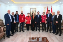 The governor of Erbil receives a number of volunteer veterinarians from the North Kurdistan