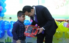 The governor of Erbil distributed gifts to a number of children of martyrs